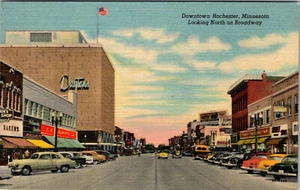 ROCHESTER, MINNESOTA - MIRANDO HACIA EL NORTE EN BROADWAY - POSTAL DE LINO VINTAGE - Imagen 1 de 2
