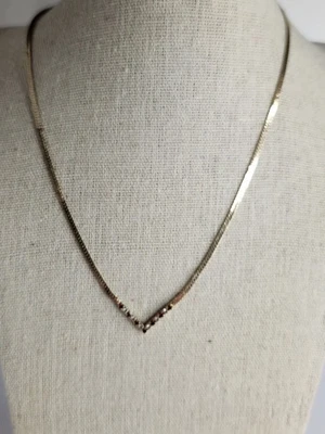 Collar Vintage Avon Tono Dorado Forma de V Rojo Blanco Estrás Espiga Cadena Foto 1 de 4