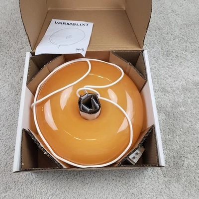IKEA VARMBLIXT Lámpara de Mesa/Pared LED Donut, Vidrio Naranja, 12" (905.251.50) Abierta Foto 1 de 4