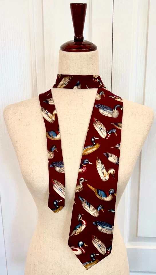 Corbata de seda para hombre, alta 62", de Ducks Unlimited, borgoña, varios patos sentados Foto 1 de 4