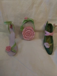 Konvolut 2 Miniaturschuhe und passende Handtasche.  Genau der richtige Schuh.   - Bild 1 von 8