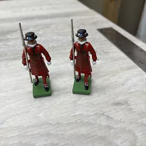 2 Soldatini Vintage Britain Ltd Metallo Guardia Scozzese, Guardia Beefeater 1990 - Foto 1 di 5
