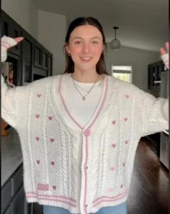 *NEU* Gr. XS/S - TAYLOR SWIFT Strickjacke LIEBHABER Herz Pullover 100 % authentisch - Bild 1 von 13