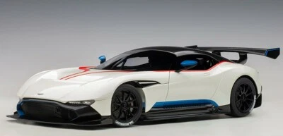 70261 AUTOart 1:18 Aston Martin Vulcan Raya Metálica Blanca/Azul y Roja Foto 1 de 4