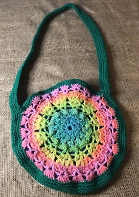 Bolsa tiracolo boho de crochê feita à mão redonda guardanapo arco-íris e tons de azul - Imagem 1 de 4