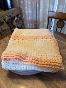 Manta de ganchillo hecha a mano para bebé 56 X 49 blanco melocotón bordes festoneados - Imagen 1 de 3