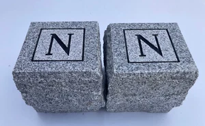 Piedras Esquinas Grabadas Personalizadas Granito Cementerio Gris Funeral 4x4x4" (Juego de 2) - Imagen 1 de 4