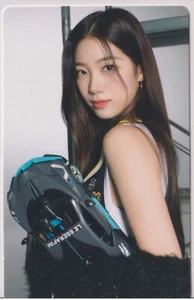 Tarjeta fotográfica oficial LE SSERAFIM Kazuha | Fearnada S/S Merch 02 - Imagen 1 de 2