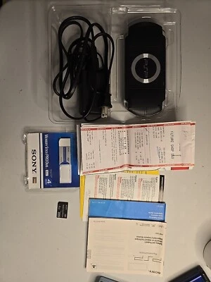 Sistema portátil Sony PSP 2000 Launch Edition 64 MB - piano negro abierto en caja original Foto 1 de 4