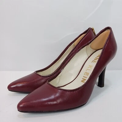 Zapatos de salón Anne Klein iFLEX AKFalicia cuero granulado con cremallera borgoña 5M Foto 1 de 4