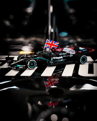 2021 Lewis Hamilton Mercedes AMG W12 Minichamps 1:43 BRITISH GP WINNER IN HAND - Image 1 of 4