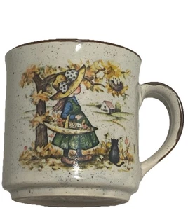 Vintage Japan gesprenkeltes Steinzeug Kaffeebecher Land Bauernhof Mädchen Katze Blumen Vögel - Bild 1 von 9