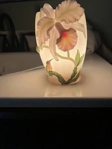 Satinierter Glastisch Nite Light mit erhöhtem Obstgarten und Kolibri - Bild 1 von 7