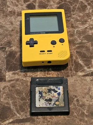 Console Nintendo MGB001 Game Boy Pocket amarelo com jogo de cartas colecionáveis Pokémon *BOM - Imagem 1 de 4