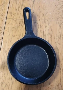 NUEVA PEQUEÑA 4"" Mini Sartén de Hierro Fundido para Freír Horno para Hornear Decorativa - Imagen 1 de 4