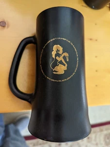 Taza de vidrio negra mate Playboy Club de colección dorada con logotipo de Playboy Bunny Beer Stein - Imagen 1 de 3