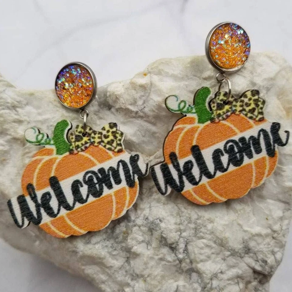 Pendientes colgantes Welcome Fall de madera de calabaza e iridiscente druzy Foto 1 de 2