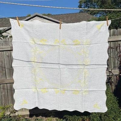 Mantel cuadrado cosido en cruz blanco y amarillo con servilletas Foto 1 de 4