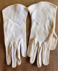 Vintage MAX MAYERS Cream Womens Embroidered Eyelet Gloves W GERMANY Size Small - Picture 1 of 4