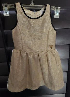 Nuevo Vestido Guess Sin Mangas Brocado en Color Dorado Tono Niña Pequeña Talla 4  Foto 1 de 4