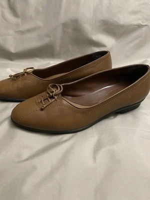 Naturalizer Womens  Brown Casual Flats Size 8.5 W Leather Cute - Image 1 of 4