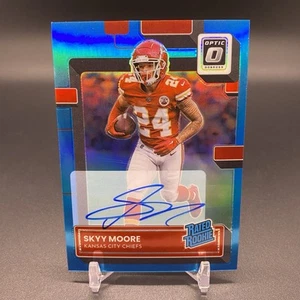 #/99! 🚨2022 Donruss Optic Sky Moore RC Auto Kansas City Chiefs Rated Rookie 224 - Foto 1 di 2