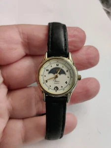 Vintage Timex DATUM MONDPHASE ZIFFERBLATT QUARZ DAMEN Gold SCHWARZ DRESS WATCH braucht Fledermaus - Bild 1 von 10