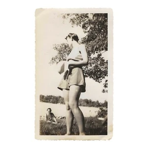 Vintage Schnappschuss Foto Leggy Frau schaut weg von Kamera Upshot s/w niedriger Winkel - Bild 1 von 4