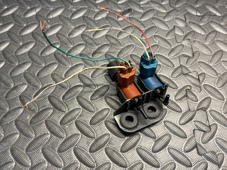 96-98 OEM Suzuki Swift Geo Metro EGR FPR Vacuum Solenoid Purge Valve VSV - Image 1 of 4