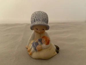 Vintage Porzellan Keramik Stechpalme Hobbie kleines Mädchen hält Baby Puppe Figur - Bild 1 von 7