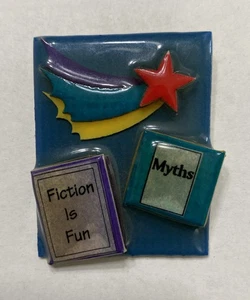 BUCH ANSTECKNADEL BROSCHE VON LUCINDA Fiction Is Fun Mythen Stern Vintage 2x1,5" - Bild 1 von 4