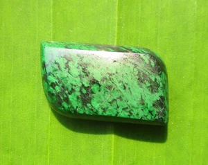 Old Burmese Maw Sit Sit; Fancy Cabochon. 11.20 Carats. Classic Greens & Black. - Picture 1 of 7
