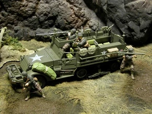 BRANDNEU 1:32 Forces Of Valor 81009 WWII US M3A1 Half Track mit 4 Soldaten MIB - Bild 1 von 7