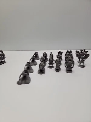 Lote de 42 miniaturas sin pintar minis figuras de plástico monstruos alienígenas personas Foto 1 de 4