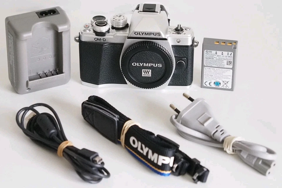 Olympus OM-D E-M10 Mark II, silber, 2640 Klicks, MFT Micro Four Thirds, sehr gut - Bild 1 von 4