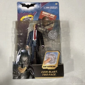 Mattel DC Comics Batman Il Cavaliere Oscuro Coin Blast Due Facce con carta da collezione - Foto 1 di 5