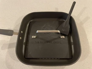 Sartén cuadrada Pampered Chef de 11" con prensa y herramienta de limpieza para parrilla de hierro fundido - Imagen 1 de 17