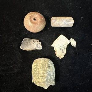 2 Perlen - 2 gebrochene Teile - 1 - menschliches Kopfbild beschädigt 5 Stück Artefakte #458 - Bild 1 von 9