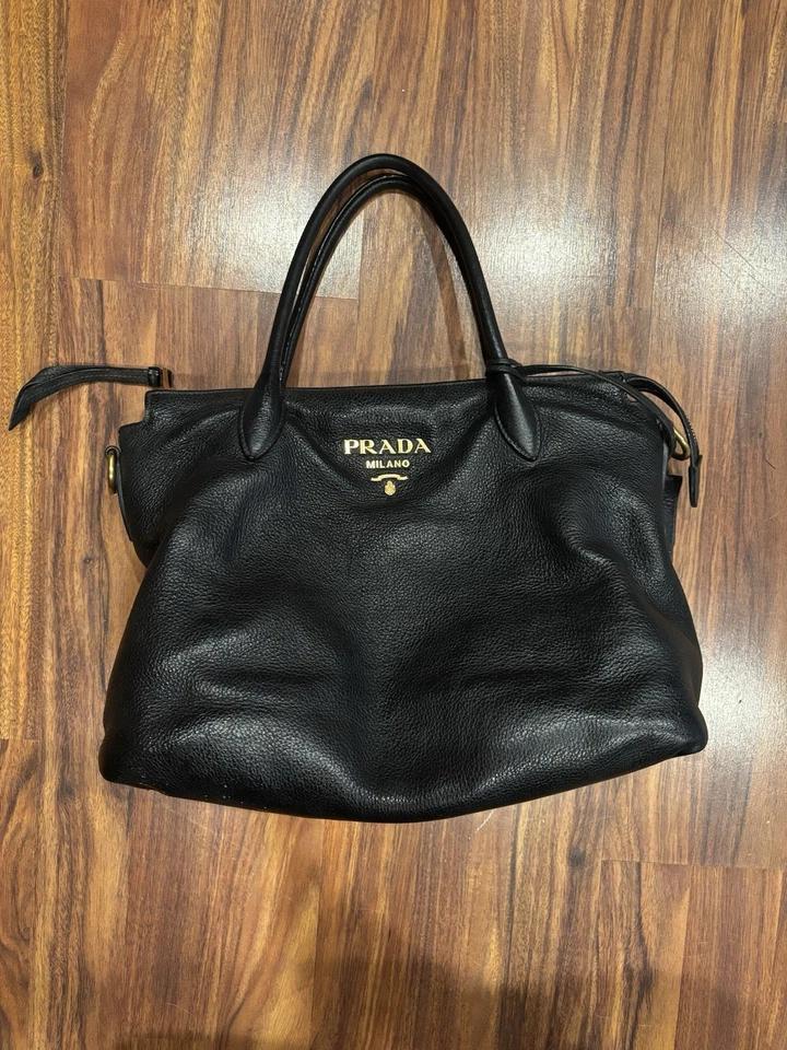 Женская черная кожаная сумка-тоут Prada Vitello Daino - Изображение 1 из 4
