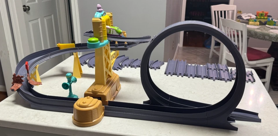 Disney Chuggington patio de entrenamiento con bucle juego de acción con tren Wilson Foto 1 de 4