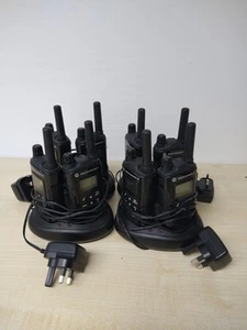 8x Motorala XT180 Walkie Talkie i 4x bazy ładowania - Uszkodzone. - Zdjęcie 1 z 13