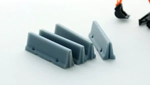 Paquete de 4 barreras de tráfico/jersey 3D a escala 87-100-GY entrelazadas - gris 1:87 - Imagen 1 de 2