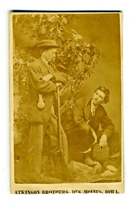 CDV – HUNTER WITH RIFLE AND POWDER HORN- DES MOINES IOWA - Picture 1 of 1