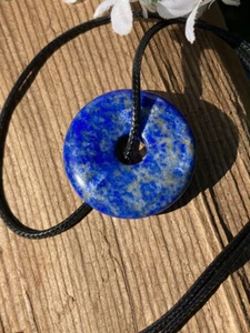 8,9g NATÜRLICHER BLAUER LAPISLAZULI KRISTALL HEILANHÄNGER mit Kordel AFGHANISTAN - Bild 1 von 2