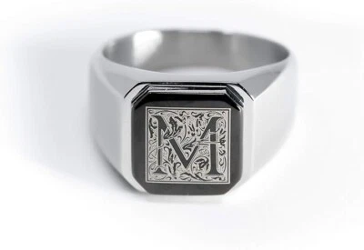 Anillo hexagonal esmaltado inicial alfabeto letra "M" para hombre en oro blanco de 10 quilates Foto 1 de 4