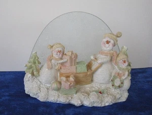 Muñeco de Nieve Familia con Paquetes Luz de Té Candelabro Estatuilla Invierno?Navidad  - Imagen 1 de 6