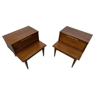 Mesitas de noche modernas de nogal Kent Coffey Tableau Mid-Century - Juego de 2 Foto 1 de 4