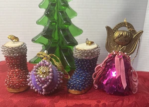 Prendedor vintage de lentejuelas y cuentas adornos navideños ángel, botas y huevo - Imagen 1 de 11