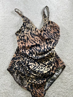 Traje de baño Speedo para mujer 12 estampado de leopardo de una pieza acanalado cuello en V forrado marrón Foto 1 de 4