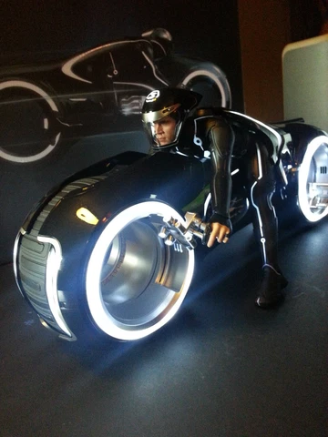 Hot Toys MMS142, 1/6 Scale Sam Flynn with Light Cycle Action Figure Cover
